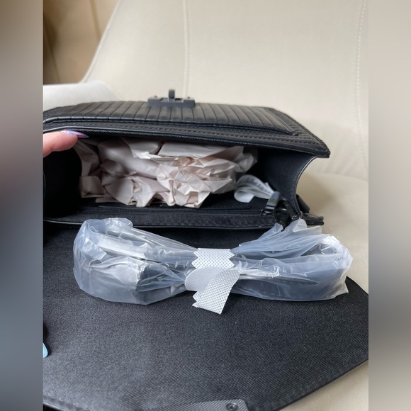 New! ALDO Black Women Shoulder Bag Quilted Black Chain Accent With Poof Charm - Picture 4 of 6